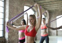 일상생활에서 쉽게 할 수 있는 어깨 운동, 전문가들의 권장 group of women doing yoga