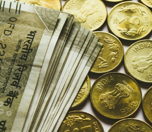 외환시장 새벽 2시까지 연장…외환당국, 원활한 거래 지원 round gold-colored rupee coins and banknotes