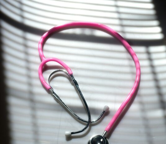 정부 “의료현장 갈등·문제 해결 방법은 무기한 휴진 아닌 대화” pink stethoscope