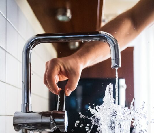 건강한 생활을 위한 수분 섭취 방법 person opening faucet