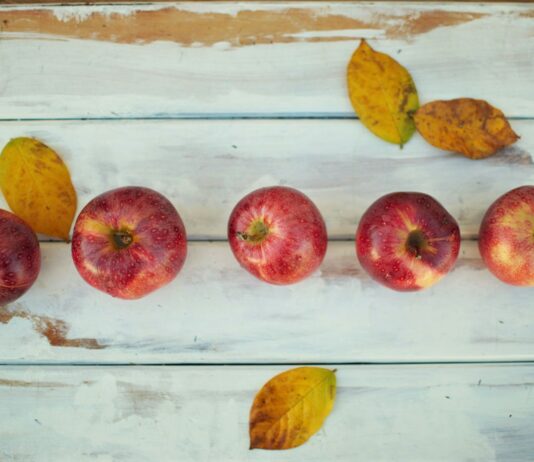 사과·배 등 추석 성수품 공급 확대…이달 말 민생안정대책 발표 five honeycrisp apples on table