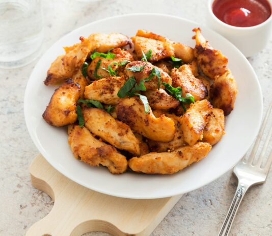 여름철 건강한 다이어트 식단 소개 a plate of food