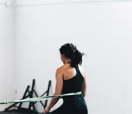 유산소 운동과 근력 운동의 균형 맞추기: 효과적인 접근법 woman in black tank top and leggings doing exercise