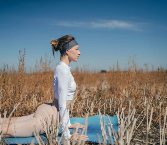 건강한 노화를 위한 운동과 식사: 나이별 맞춤형 전략 woman in white long sleeve shirt and white pants sitting on blue wooden chair during daytime