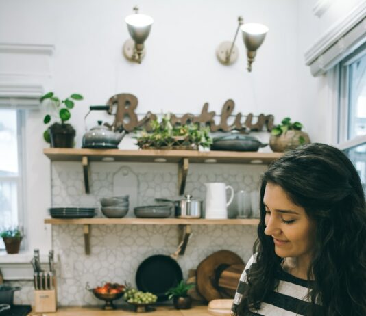 식사와 감정: 음식의 심리적 영향 woman sitting in front of table