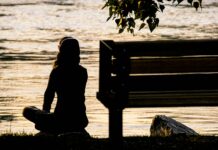 기분을 좋게 만드는 음식과 운동의 힘 silhouette of person sitting on bench near body of water during daytime