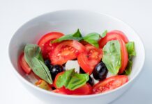 다이어트와 면역력 증진의 비결 red and green bell pepper on white ceramic bowl