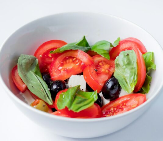 다이어트와 면역력 증진의 비결 red and green bell pepper on white ceramic bowl