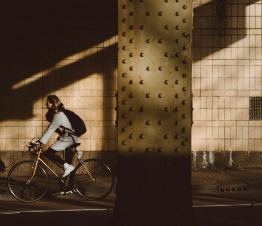 선선한 바람과 함께하는 가을철 운동 루틴 person biking under highway