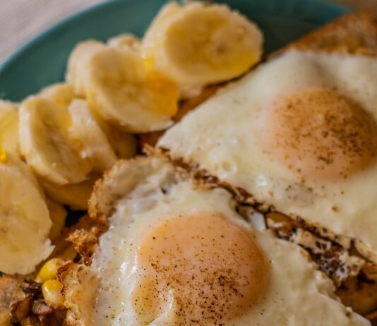 단백질과 탄수화물의 적절한 비율로 건강한 식단 구성하기 white and brown pastry on blue ceramic plate