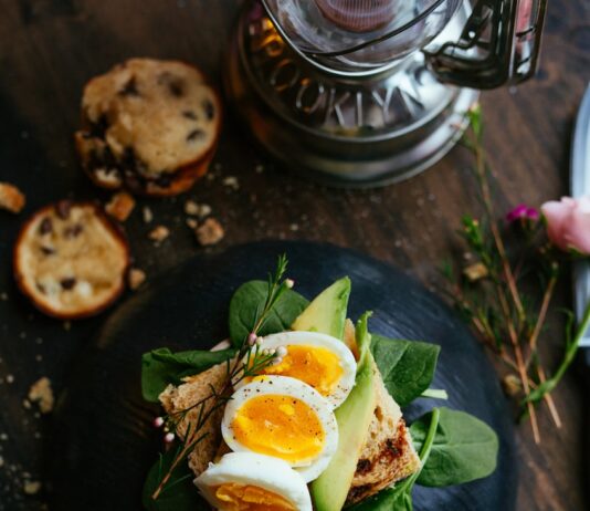 가장 효과적인 운동으로 다이어트 성과 올리기 sandwich with boiled egg