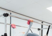 필라테스로 겨울철 굳어진 몸 풀기 a woman is doing a handstand on a parallel bar