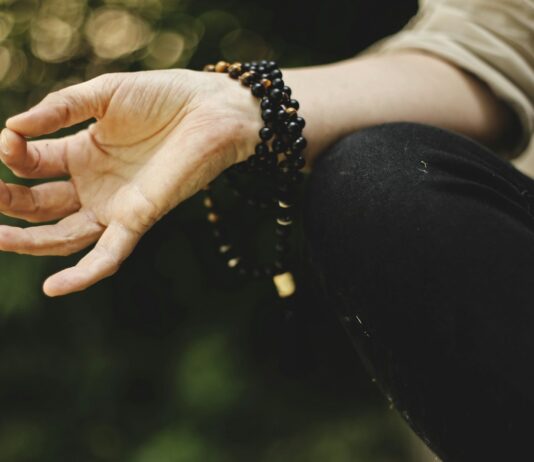 요가와 명상으로 겨울철 스트레스 완화하기 person doing meditation outdoors