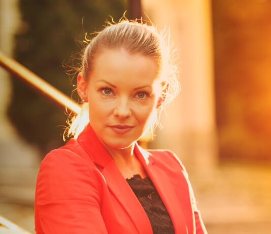 자세가 척추 건강에 미치는 영향: 올바른 자세 유지하기 a person in a red suit