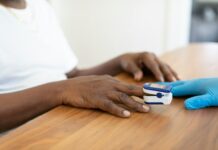 여성 갱년기 건강 관리 전략 a person's hands on a table with a game controller