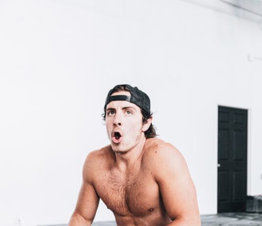 스포츠 과학이 말하는 운동 후 회복의 중요성 topless man wearing white shorts and white socks