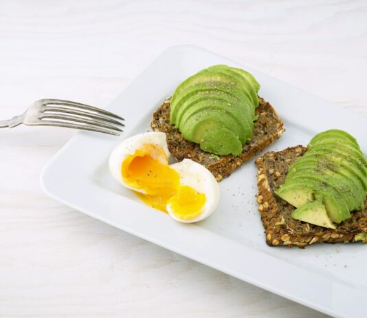 근육 성장과 재생을 위한 영양가 있는 운동 후 회복 식사 rectangular white platter of sliced food and eggs