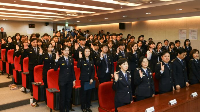 유선희 관세인재개발원장(앞줄 왼쪽 첫번째)이 25일 오전 관세인재개발원에서 열린 관세청 입문과정 수료식에 참석하고 있다