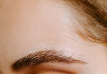 “피부톤이 칙칙하고 생기 없어졌어요”… 속열 잡는 식습관이 필요할 때 woman with red lipstick and black mascara