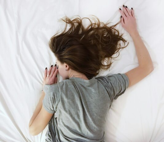 수면의 질 개선 방법 woman laying on bed