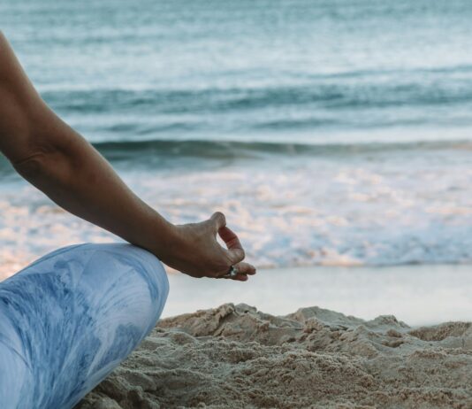 스트레스 관리, 마음 챙김으로 시작하세요 person in blue shorts sitting on beach shore during daytime