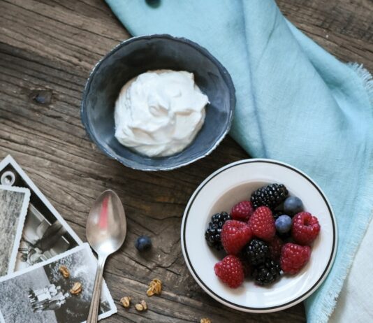 건강한 심장을 위한 식탁, 심혈관 건강을 지키는 식단 관리법 flat lay photograph of raspberries and whip cream