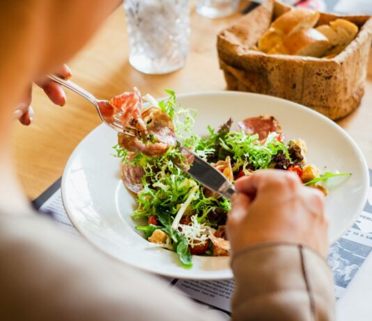 식단 관리, 건강한 삶을 위한 첫걸음 person eating food