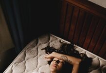 “생리 전후에 꼭 편두통이 와요”… 호르몬과 두통의 연관성 알고 계셨나요? woman sleeping