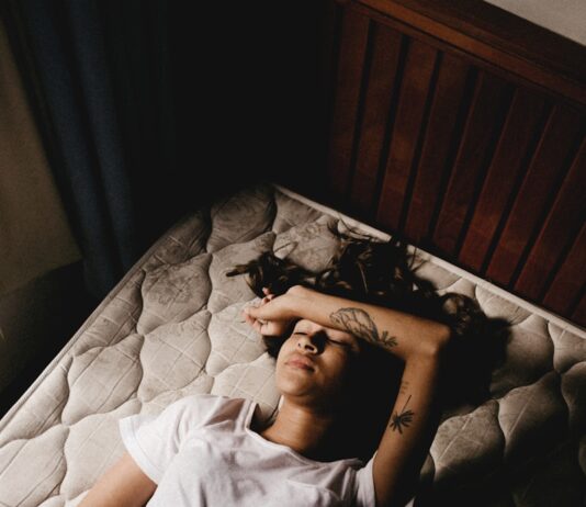 “생리 전후에 꼭 편두통이 와요”… 호르몬과 두통의 연관성 알고 계셨나요? woman sleeping