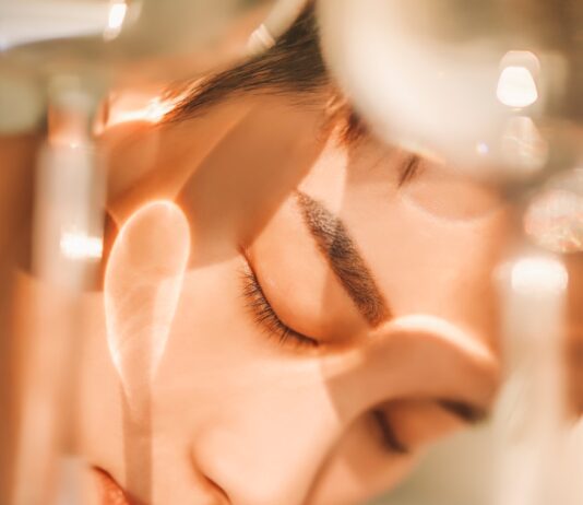 “피부 뒤집어졌어요”… 마스크 안쪽, 여전히 고통받는 민감 피부 man's face