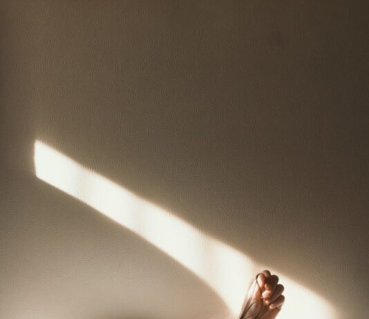 “잘 자는 것이 건강의 첫걸음”… 바쁜 일상 속 현명한 수면 습관 만들기 woman lying on bed