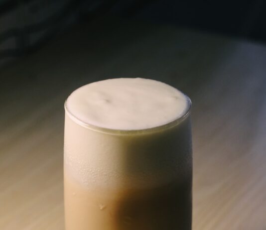 달라진 식단 트렌드, 우리집 건강 밥상 어떻게 바꿔볼까? white pillar candle on brown wooden holder