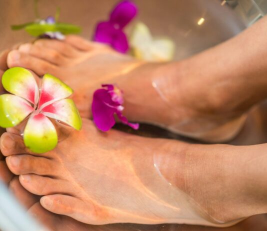 일상에 스며드는 대체요법, 건강한 루틴을 만드는 새로운 트렌드 person's feet with flowers