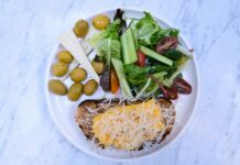 “한 끼도 풍성하게, 내 몸에 맞춘 식단 트렌드가 뜬다” A delicious plate of food with bread.