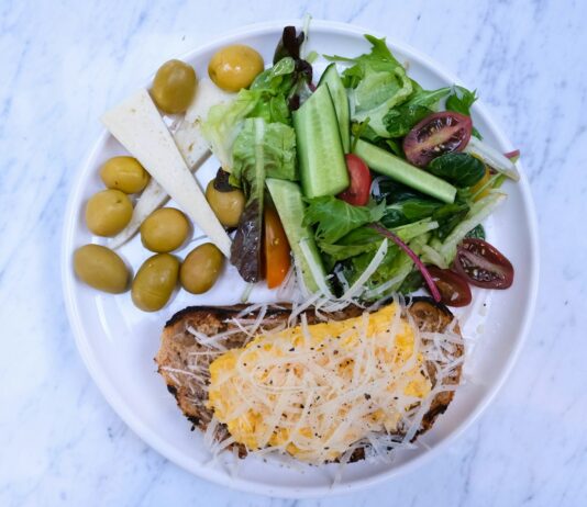 “한 끼도 풍성하게, 내 몸에 맞춘 식단 트렌드가 뜬다” A delicious plate of food with bread.