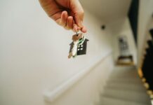 “근육, 일상 속 활력을 더하는 가장 실용적인 선택” A person holding a house key in their hand