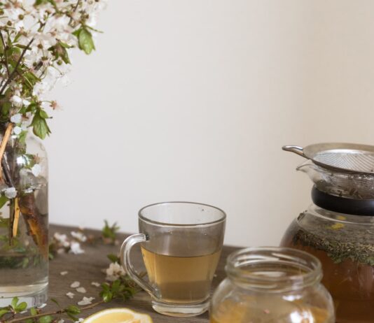 바쁜 일상 속, 나만의 웰니스 루틴으로 균형 찾아가기 clear glass pitcher with lemon juice