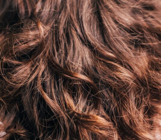 건강한 모발, 일상 속 작은 습관에서 시작된다 black and brown hair