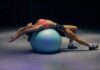 척추 분절의 마법: 뻣뻣한 몸을 유연하게 만드는 ‘한 마디의 미학’ woman doing yoga on stability ball