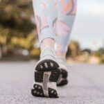 인터벌 워킹의 마법: 3배 더 태우는 ‘강약 조절’의 기술 person wearing black and white nike shoes