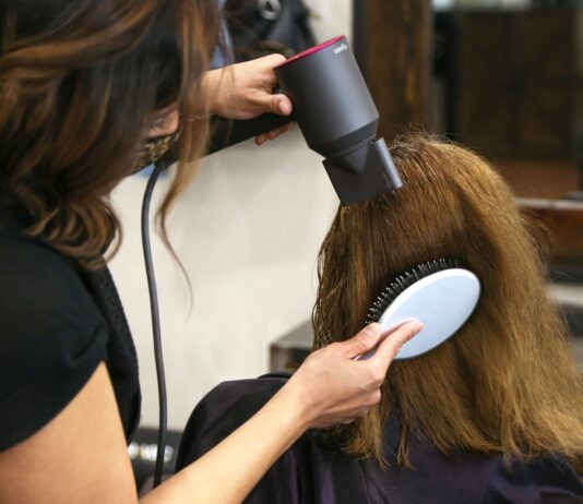 두피부터 모발까지, 건강한 머릿결을 위한 라이프스타일 루틴 뜬다 woman holding white and black hair blower