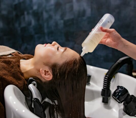 건강한 머릿결, 최신 트렌드와 일상 케어로 지킨다 a woman getting her hair washed with a hair dryer