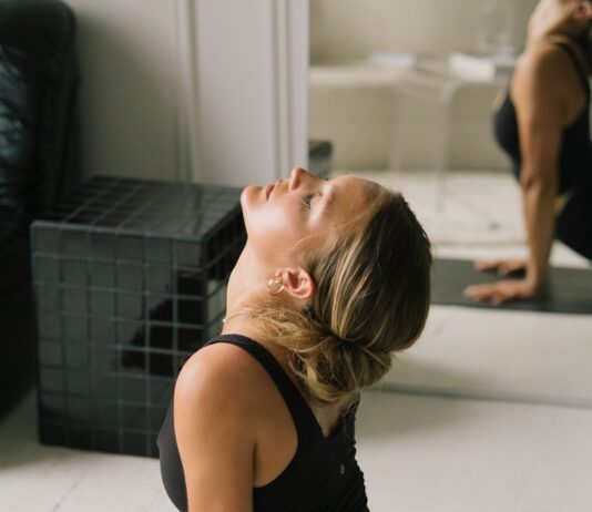 ‘근막(Fascia)’을 알아야 진짜 몸이 풀린다: 내 몸을 감싼 제2의 피부 a woman lying on the floor