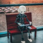 AI 기반 건강 관리, 내 손안의 주치의로 자리 잡다 black and white robot toy on red wooden table