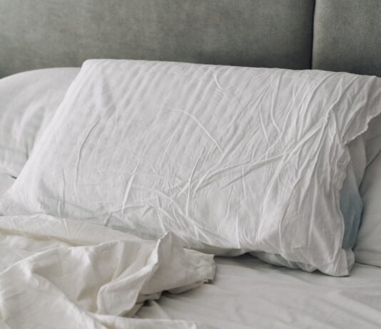 “수면부터 달라진다”…새롭게 떠오르는 ‘슬리핑 루틴’ 실천 열풍 A rumpled white duvet and pillows on a bed.