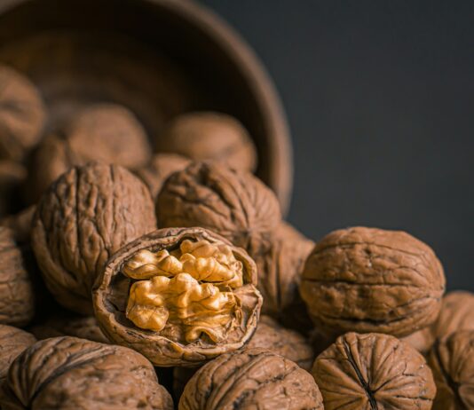 “뇌 건강 챙기기, 작은 습관에서 시작하세요” brown garlic on brown bowl