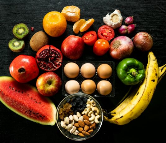 마음 챙김부터 자연 식단까지… 일상을 채우는 웰니스 문화 yellow banana red apple and yellow banana fruit