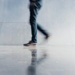 슬기로운 걷기 생활, 건강의 첫걸음이 되다 person wearing blue denim jeans beside gray wall