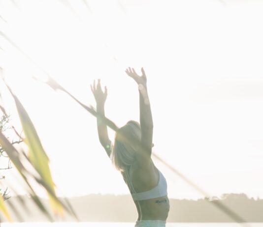달라지는 웰니스 문화, 일상 속 작은 실천이 건강을 바꾼다 woman standing near body of water