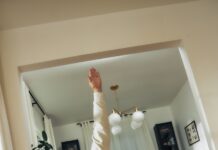 뇌건강, 생활 속 작은 습관으로 챙긴다…요즘 뜨는 뇌건강 관리법 A woman does a yoga pose on a mat.